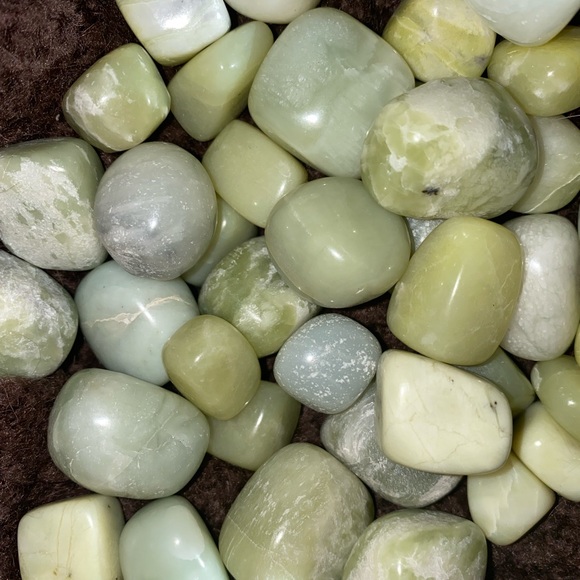 Assorted small tumbled jade stones - Picture 3 of 6